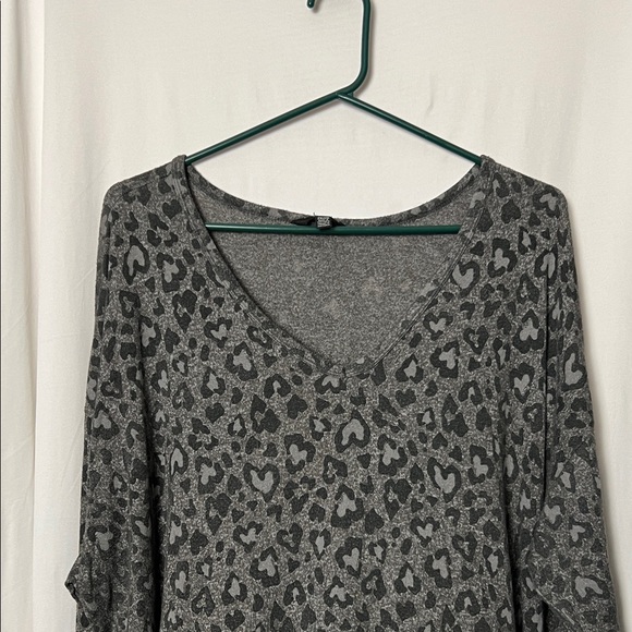 Lucky Brand V-Neck Gray and White Leopard Print Long Sleeve Top Size 2X - Picture 2 of 8